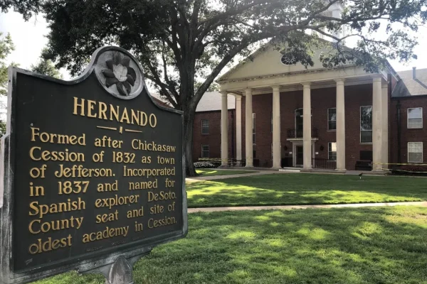 Hernando, MS historic courthouse and landmark sign, showcasing the city's rich history and well-manicured green spaces. Professional lawn care services available in Hernando and the surrounding Mid-South areas.