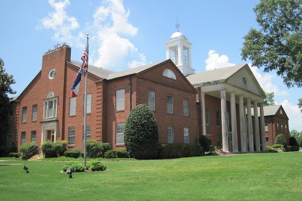 Historic courthouse in Nesbit, MS, surrounded by lush green landscaping and a well-maintained lawn. Professional lawn care services available in Nesbit and surrounding Mid-South areas.